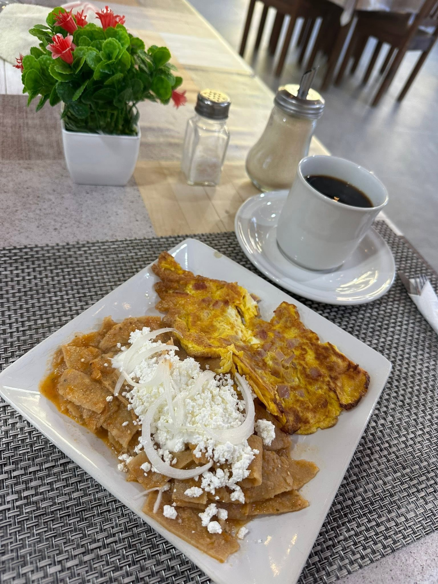 Chilaquiles verdes con omelette de jamón y queso fresco, con café de olla