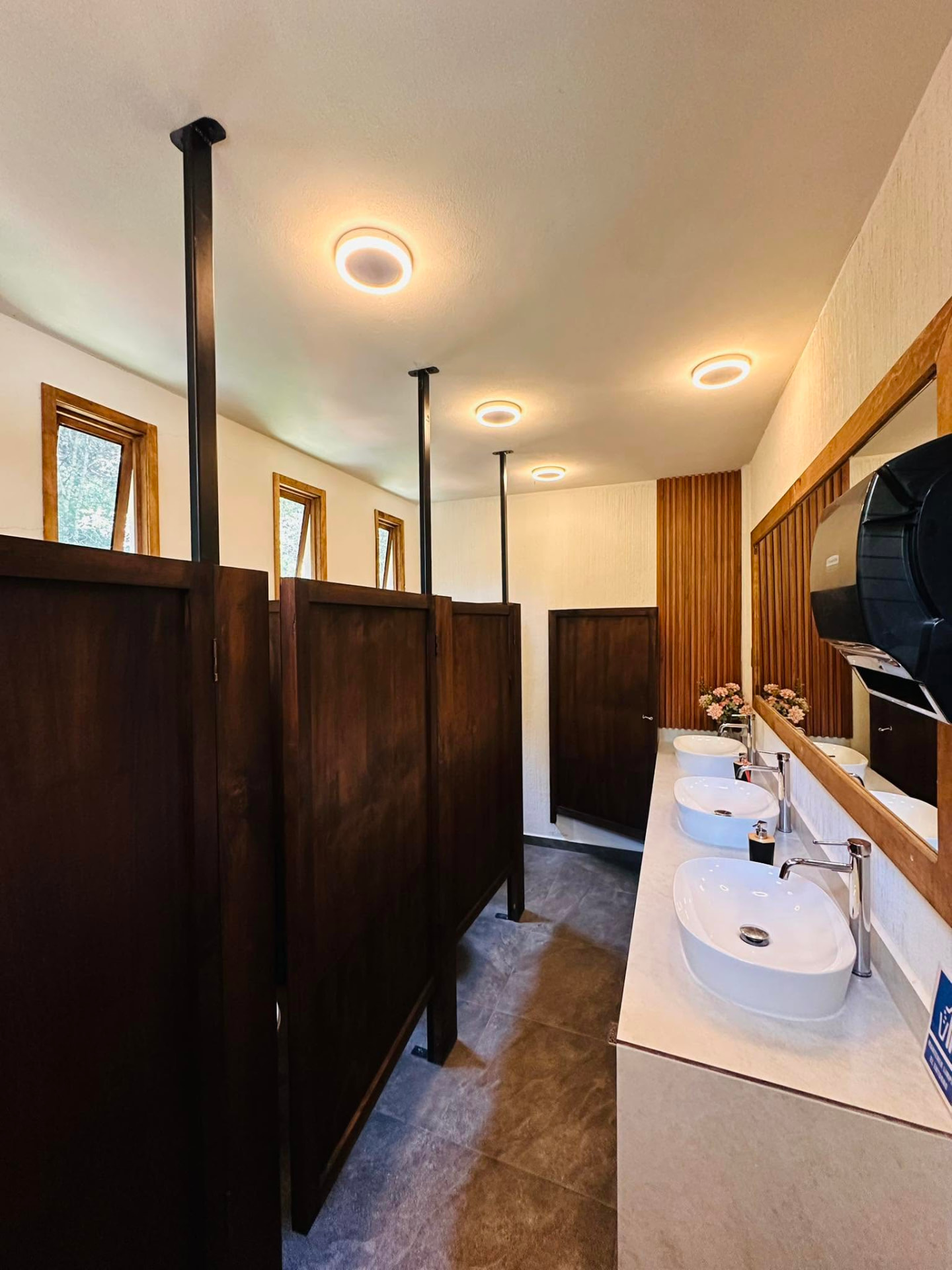 Baños comunes y limpios para comensales y grupos